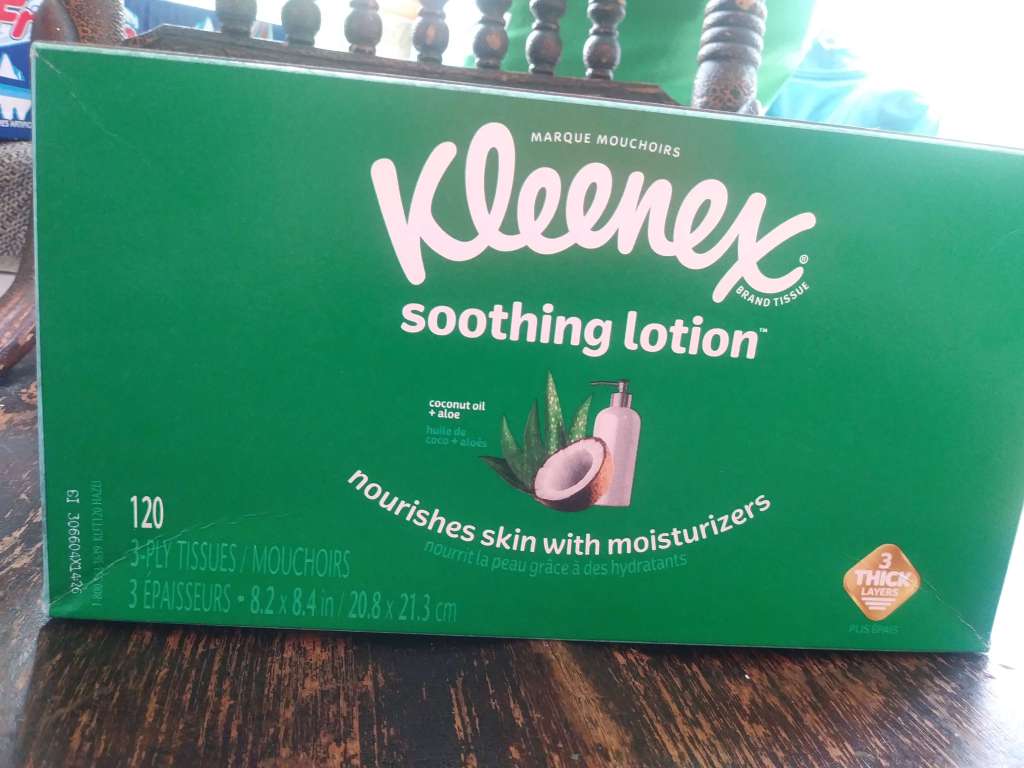 Bottom of the box. Green with white text, featuring the brand name, and some info about the tissues. 